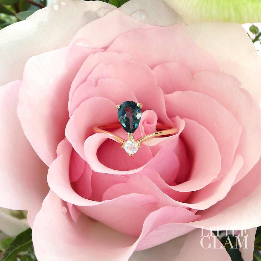 エレガントなティアドロップ型ロンドンブルータパーズリング